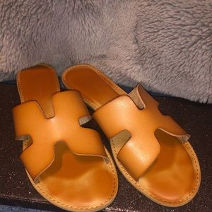 “H” slide sandals ⭐️⭐️make me an offer⭐️⭐️